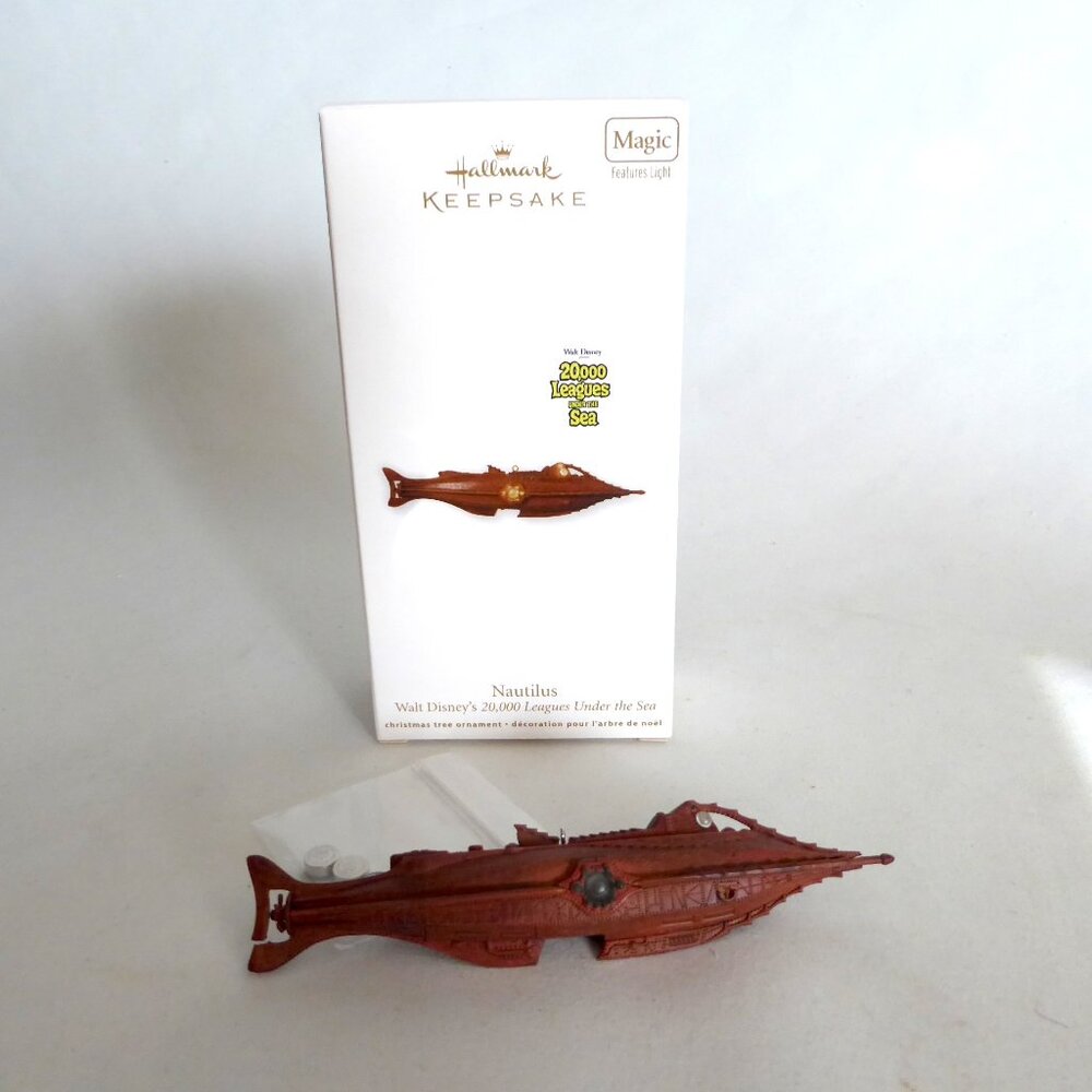 NEW 2011 HALLMARK DISNEY NAUTILUS 20000 LEAGUES LIGHT UP CHRISTMAS ORNAMENT
